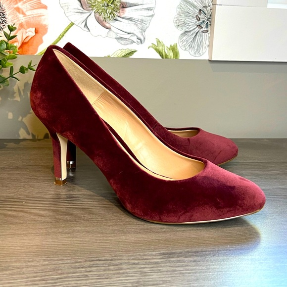 Spring Red Velvet Pumps - Picture 6 of 9